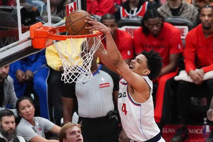 打得很努力！科比·桑德斯半场5中4高效拿下9分3篮板