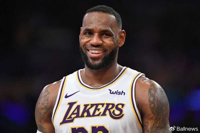 消息人士爆料詹姆斯今夏回归骑士是最自然不过，但其薪资会出现大调整